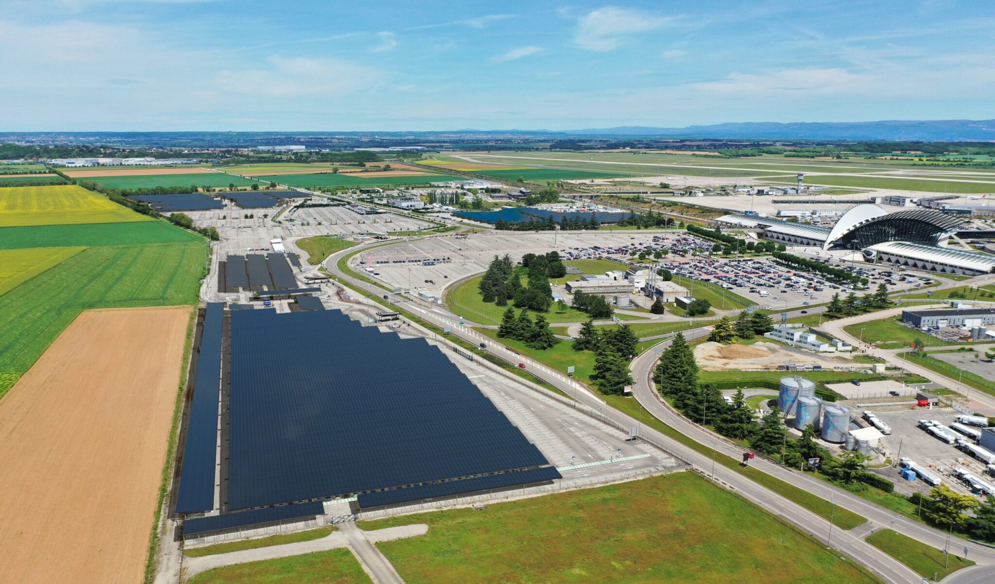 Future centrale solaire à l'aéroport de Lyon-Saint Exupéry, en France.