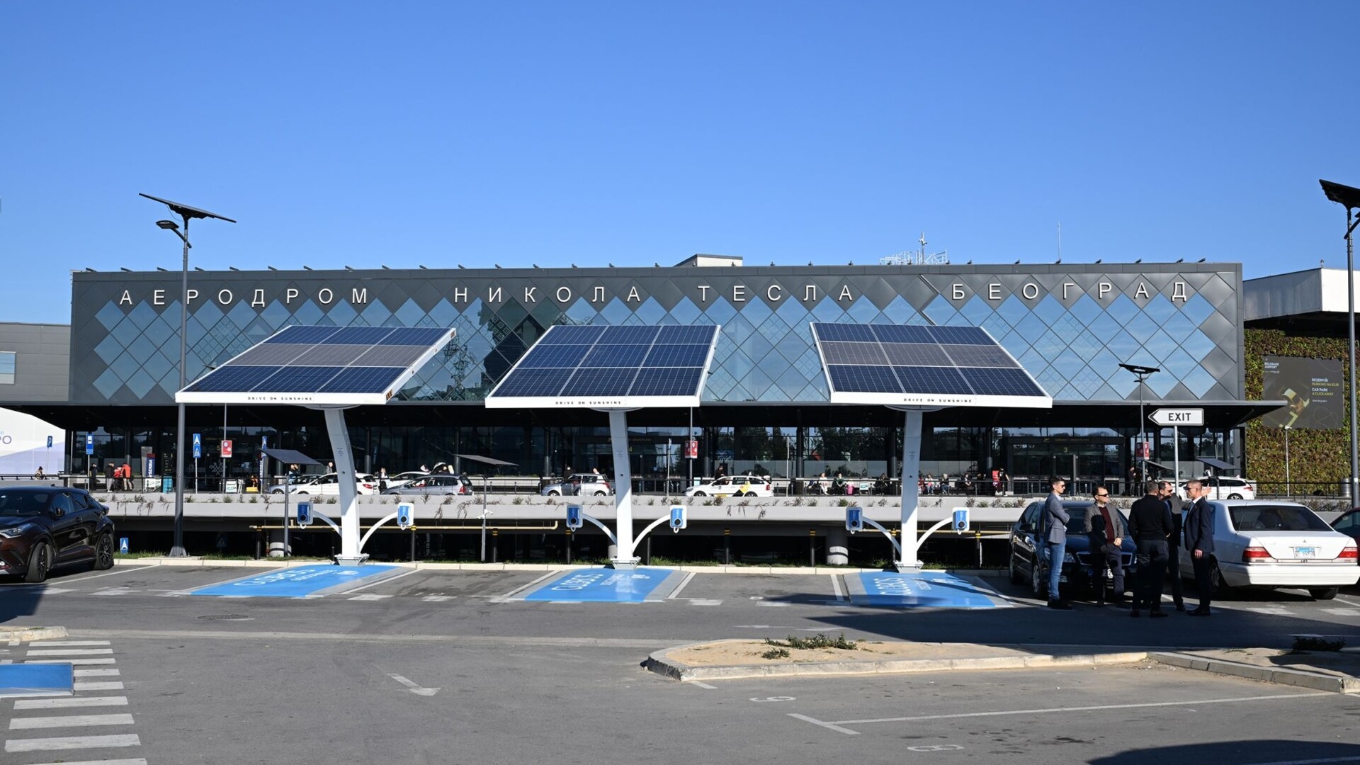 L'aéroport de Belgrade devient le premier au monde à disposer de chargeurs solaires hors réseau pour véhicules électriques