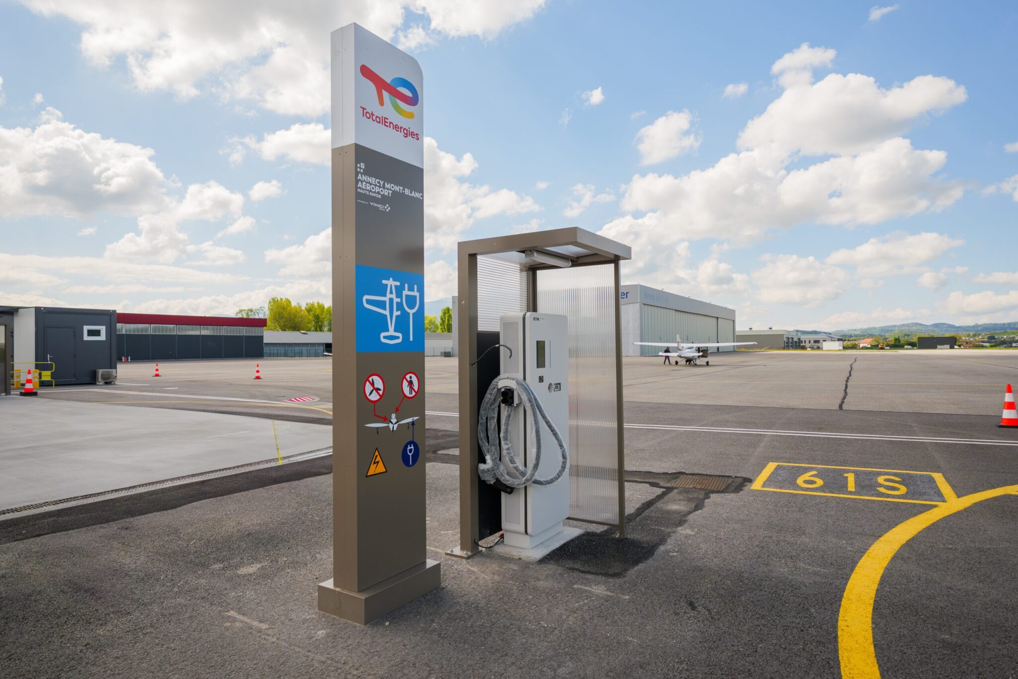 VINCI Airports propose du carburant d’aviation durable et une borne de recharge électrique à l’aéroport Annecy Haute-Savoie Mont-Blanc